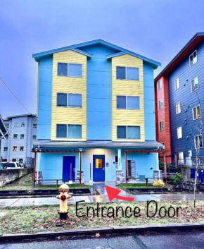 Private Room with Shared Bathroom with Another Unit, 10 Minutes Walk to University of Washington